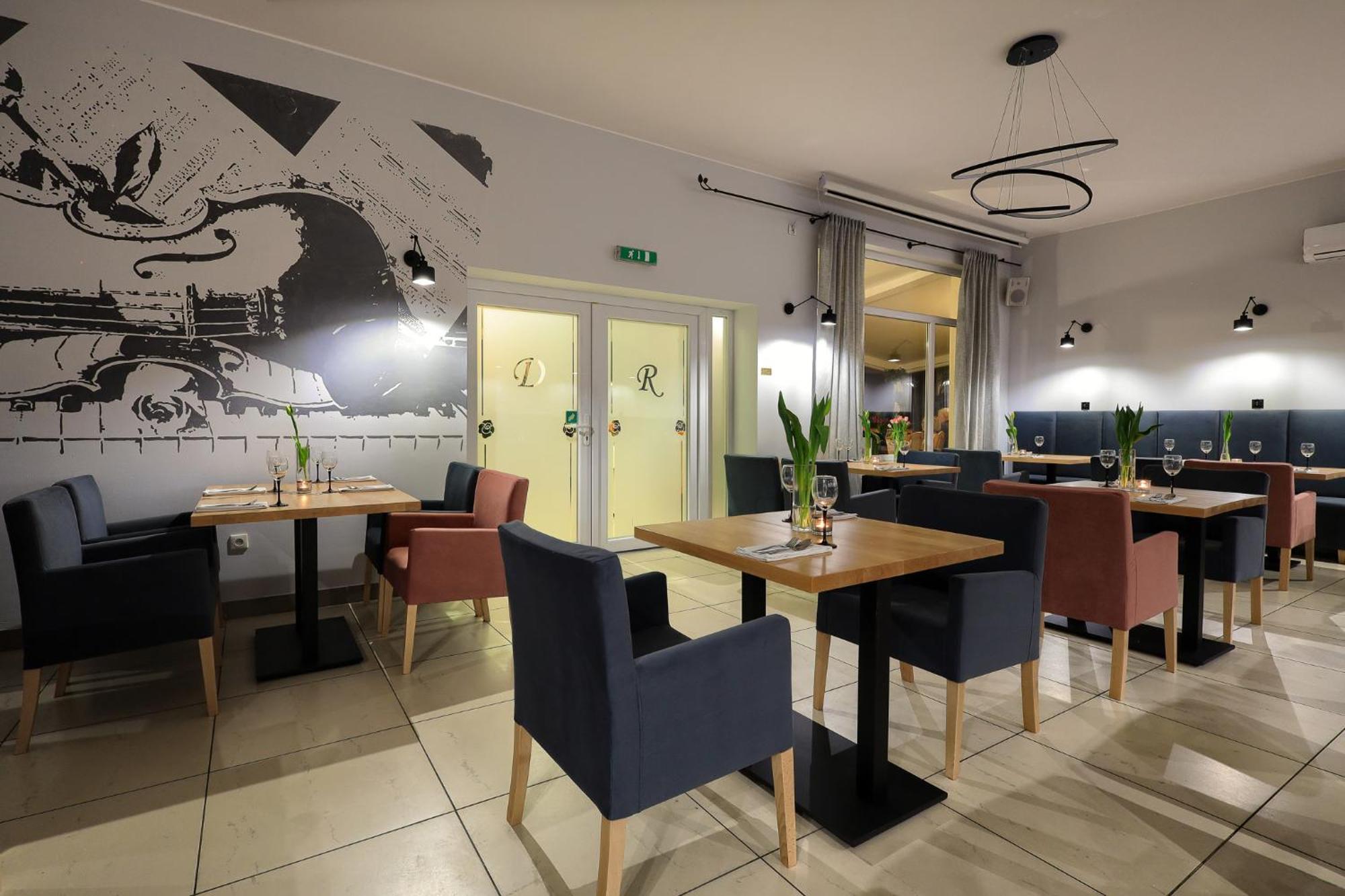 Dworek Rozany Hotel & Restauracja Namysłów Buitenkant foto