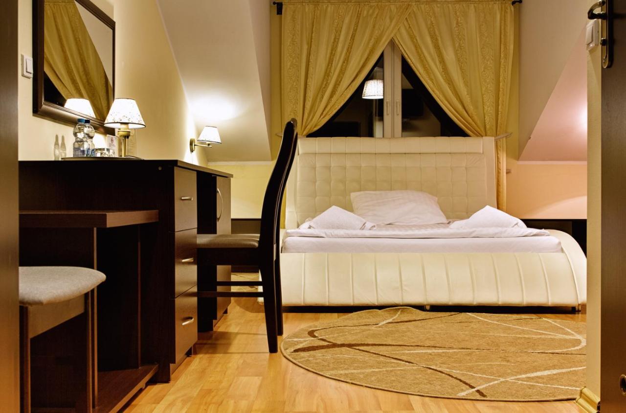 Dworek Rozany Hotel & Restauracja Namysłów Buitenkant foto