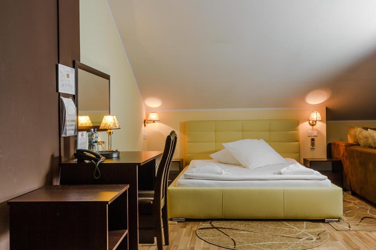 Dworek Rozany Hotel & Restauracja Namysłów Buitenkant foto